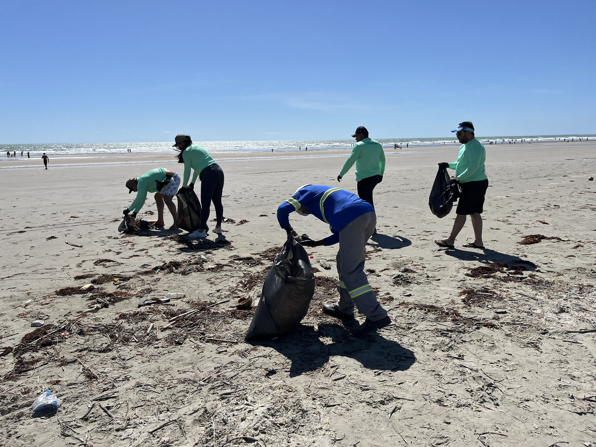 Colaboradores da Águas do Piauí realizam mutirão de limpeza na Praia de Atalaia