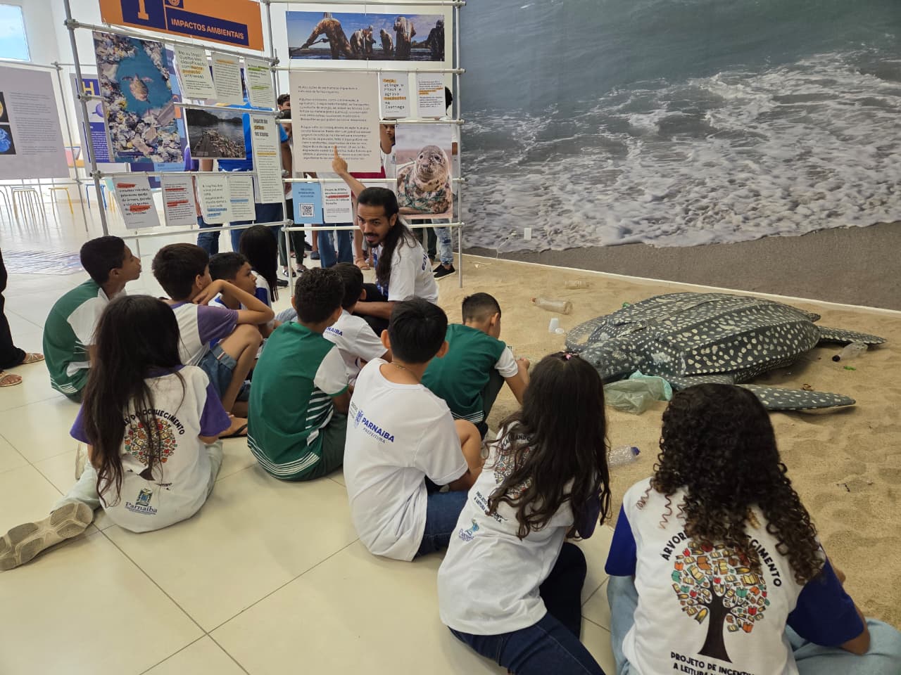 Alunos aprendem em exposição interativa e sensorial importância da água