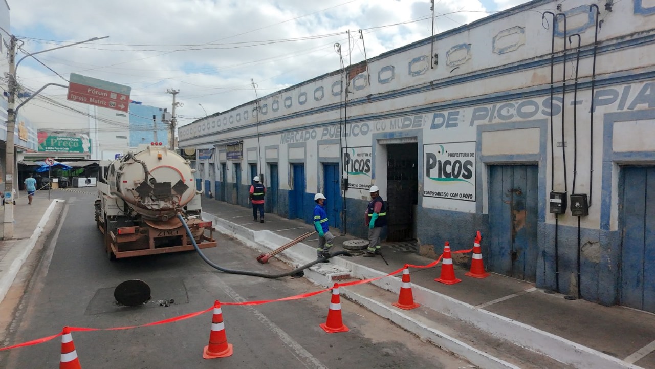 Rede coletora de esgoto do Mercado Público Municipal de Picos passa por limpeza preventiva
