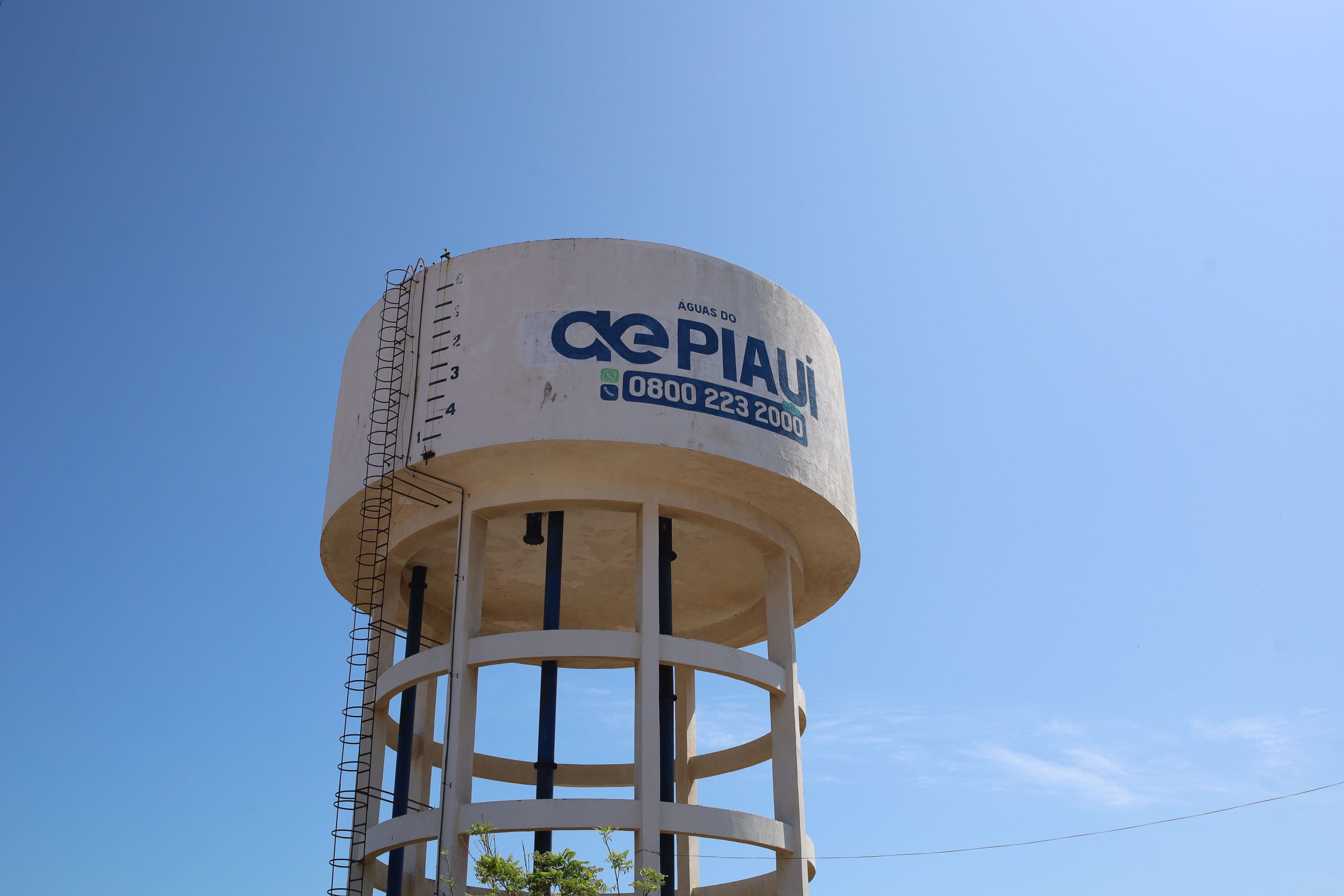 Em Domingos Mourão, Águas do Piauí realiza limpeza de reservatório para reforçar qualidade do abastecimento