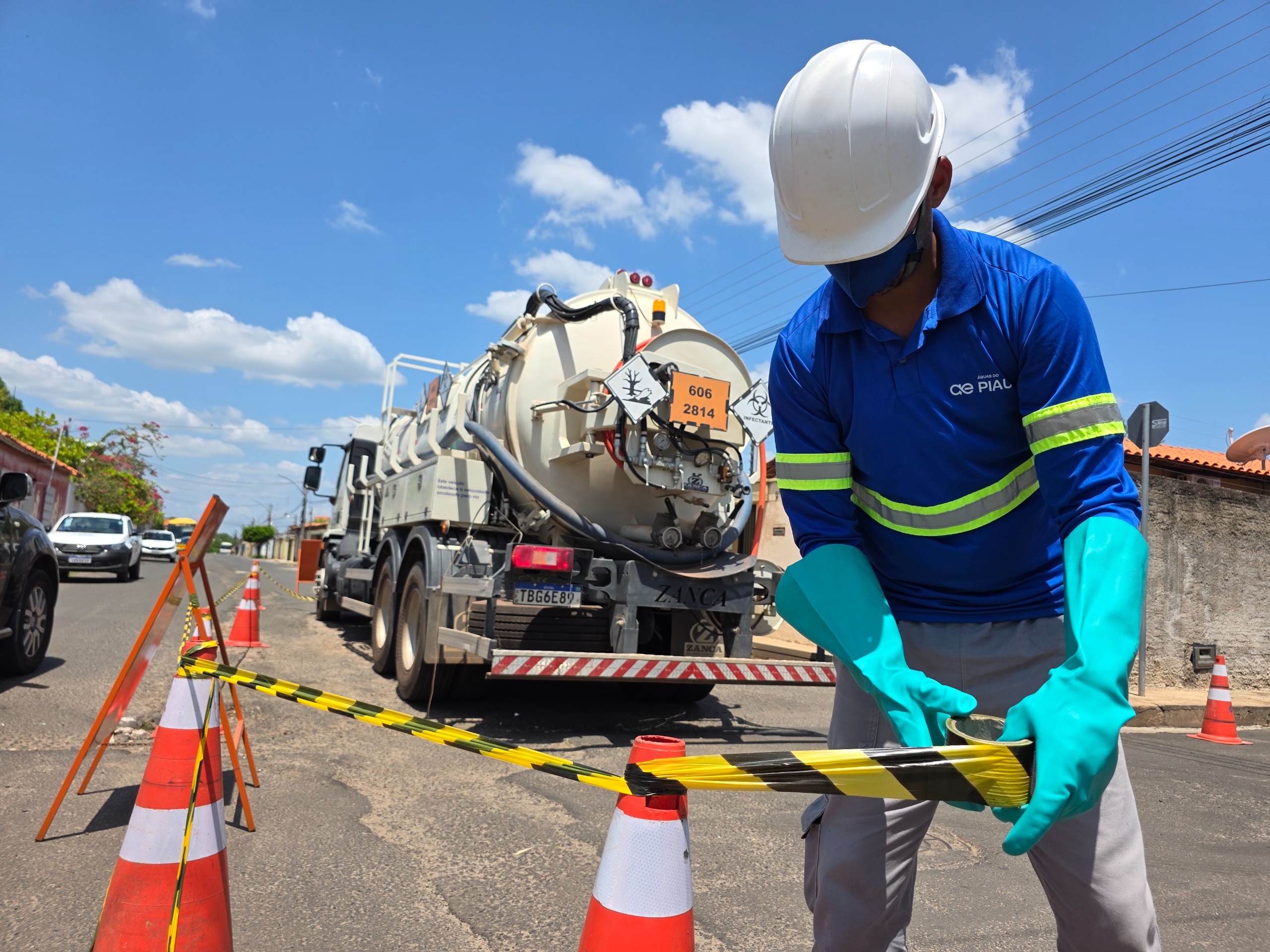 Águas do Piauí intensifica limpeza preventiva do esgotamento sanitário em cidades do Meio Norte do Estado