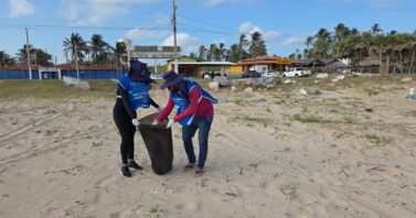 Voluntários fazem limpeza da Praia Pedra do Sal em alusão ao mês do Meio Ambiente